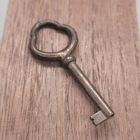 Unbranded Vintage Brass Key - Picture 1 of 6